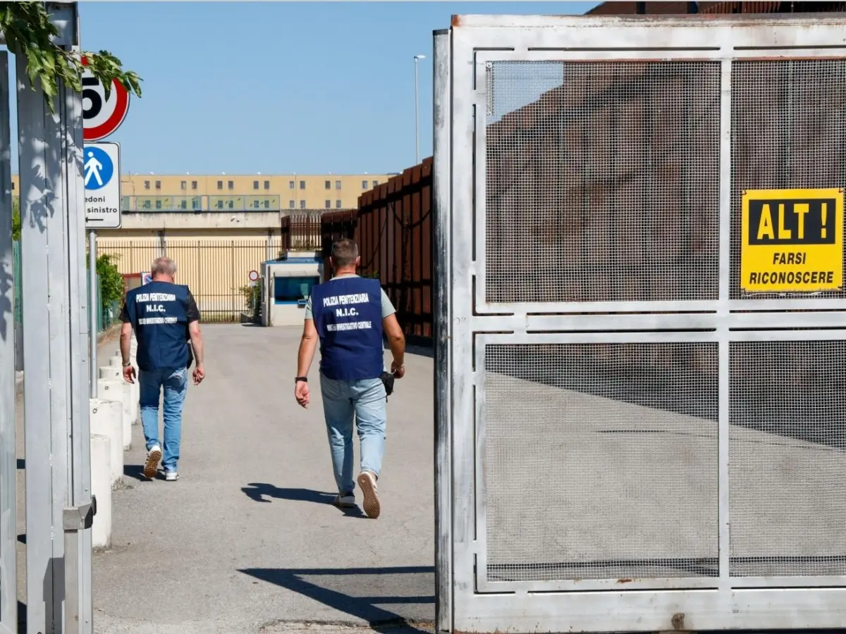 Colpi di mannaia contro moglie e figlio, arrestato 48enne a Prato\n