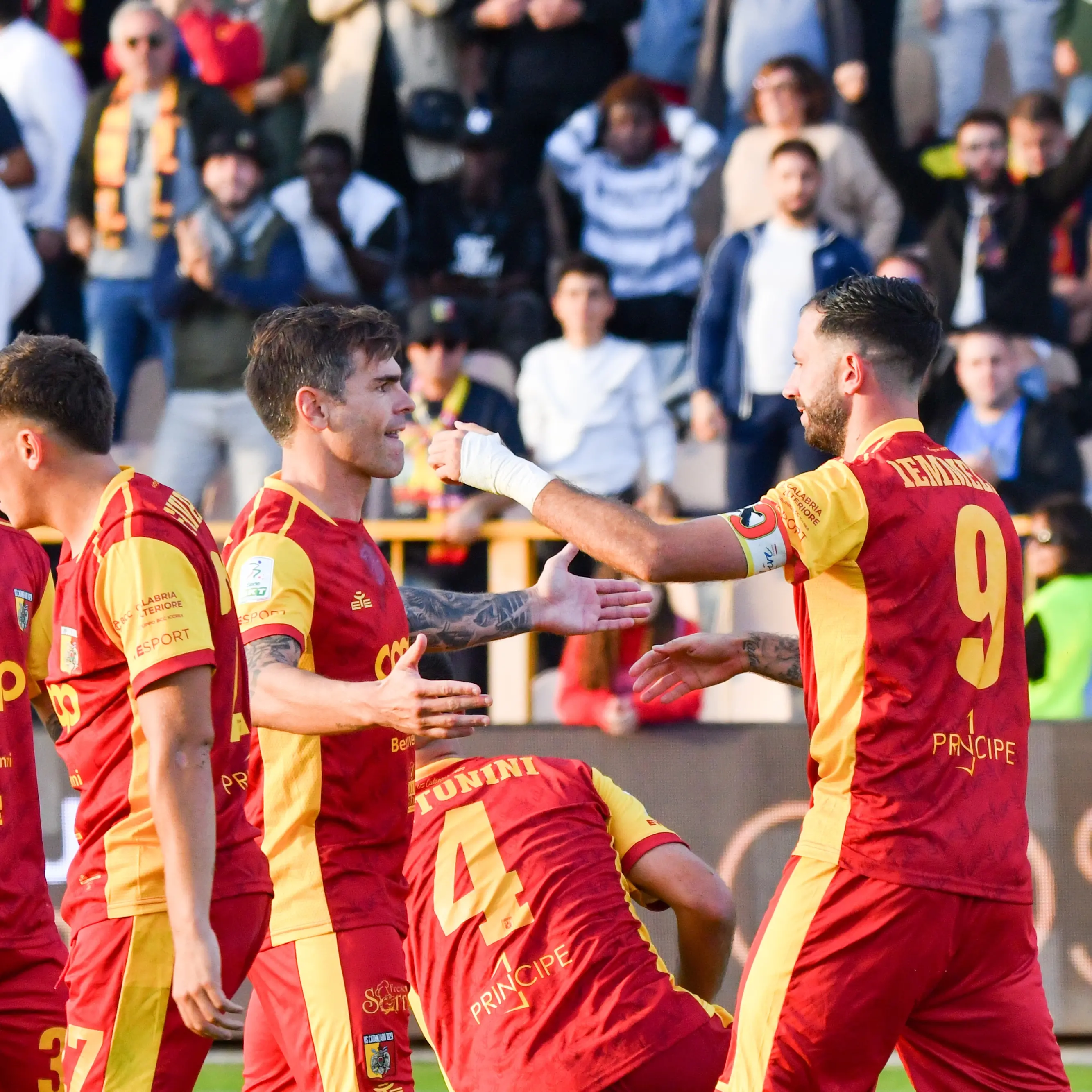 Il Catanzaro chiude in bellezza la settimana, terza vittoria consecutiva col Venezia nella bolgia del\u00A0“Ceravolo”: finale 2-1\n