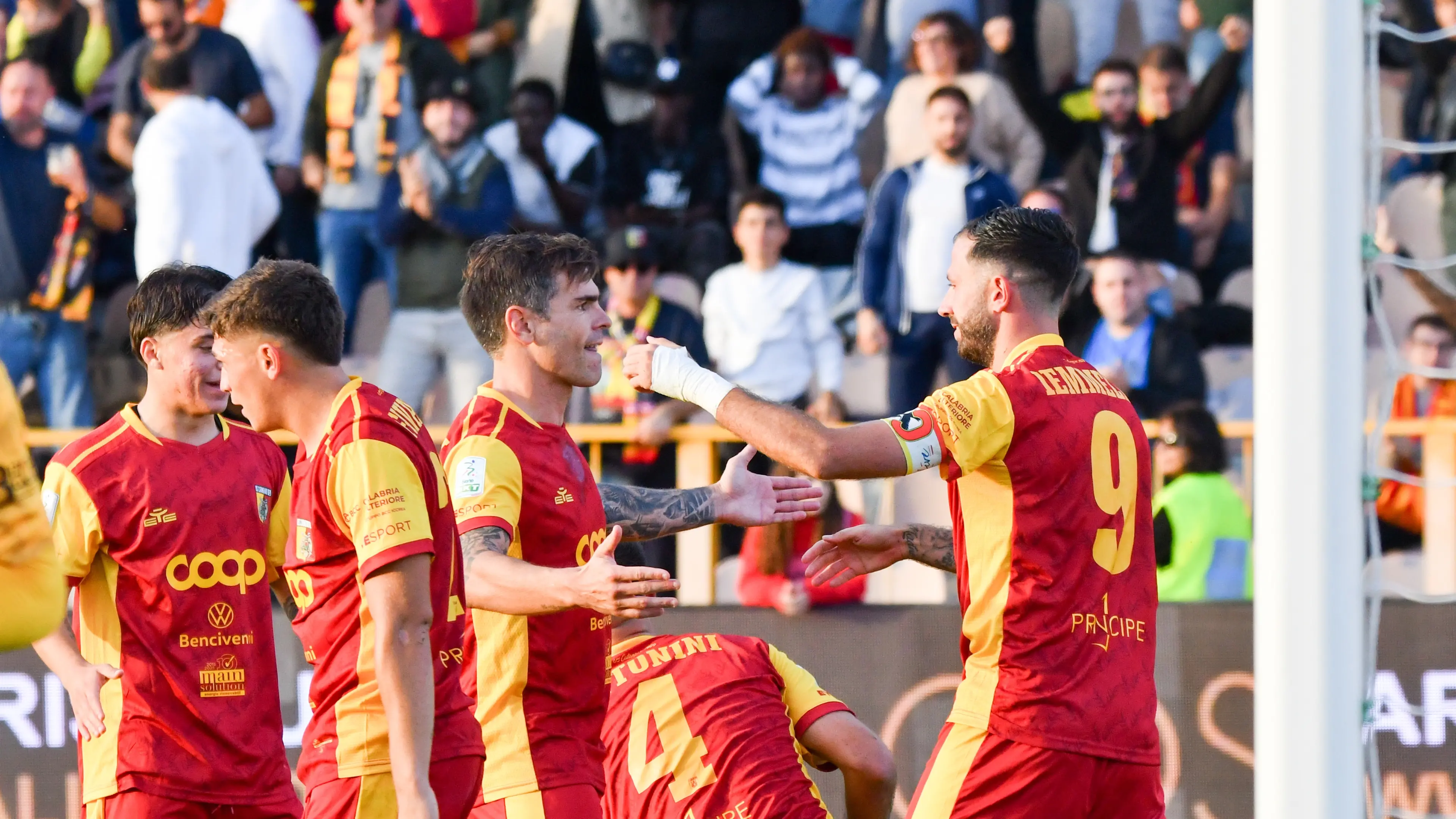 Il Catanzaro chiude in bellezza la settimana, terza vittoria consecutiva col Venezia nella bolgia del\u00A0“Ceravolo”: finale 2-1\n