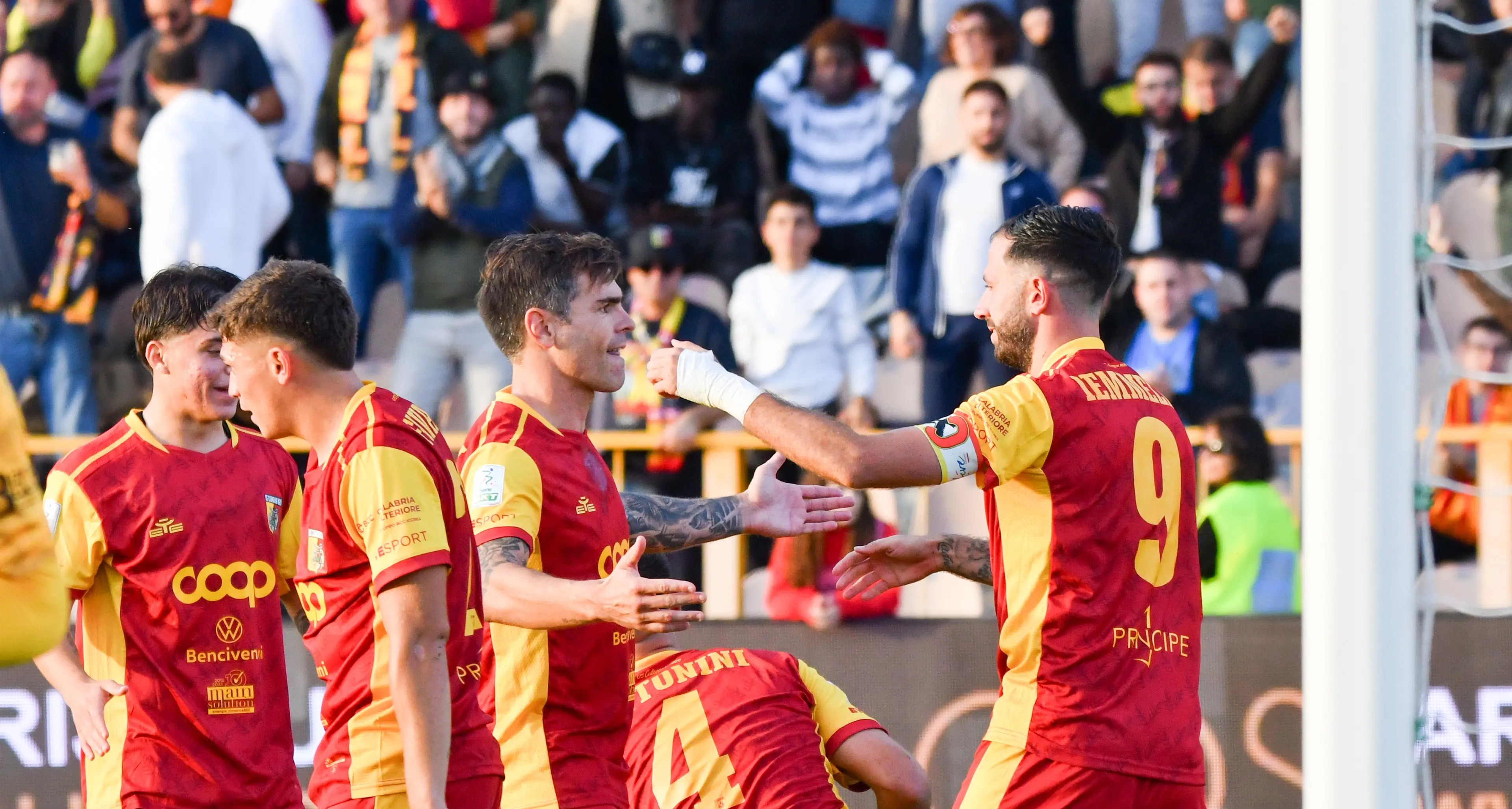 Il Catanzaro chiude in bellezza la settimana, terza vittoria consecutiva col Venezia nella bolgia del\u00A0“Ceravolo”: finale 2-1\n