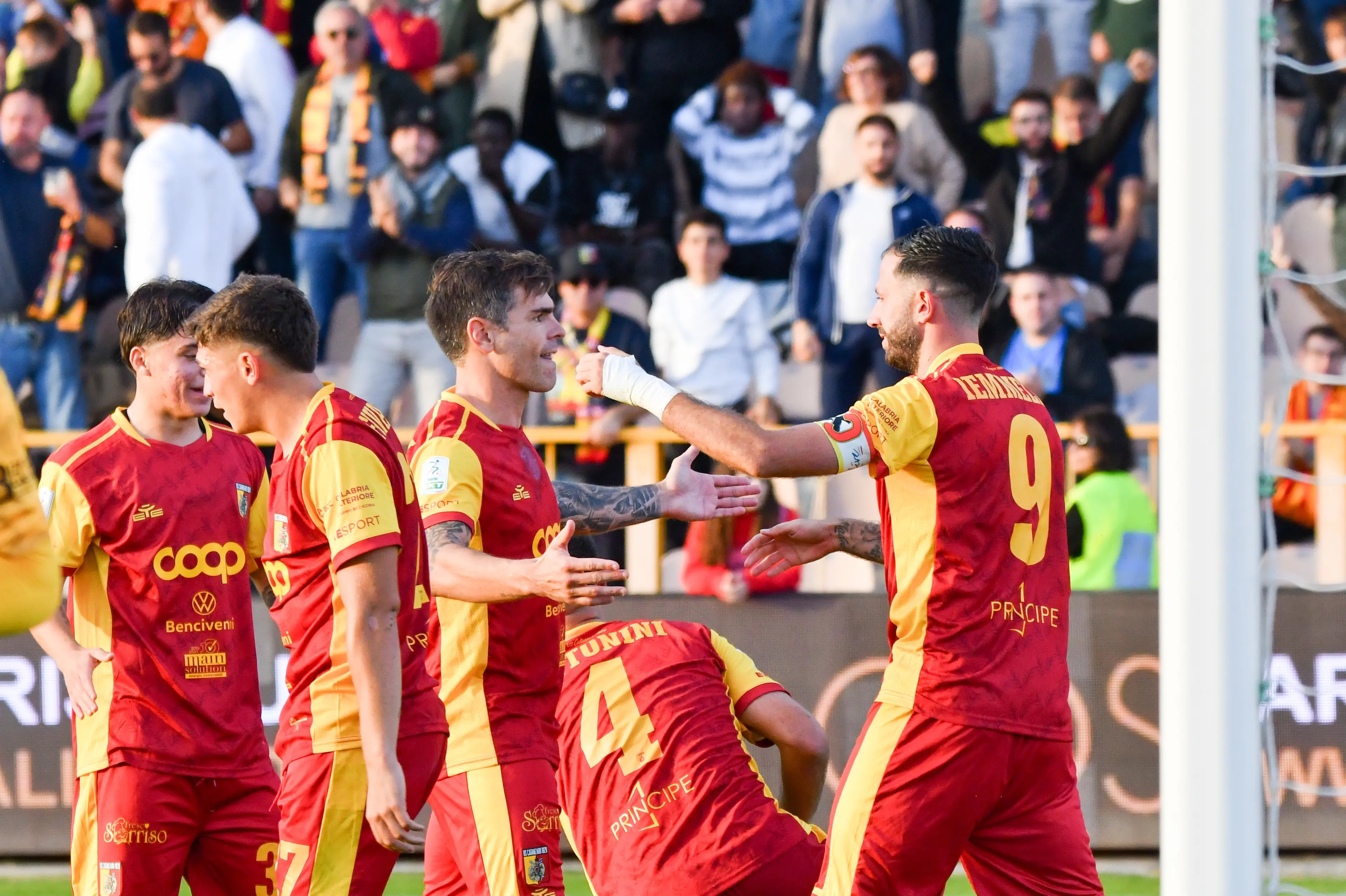 Il Catanzaro chiude in bellezza la settimana, terza vittoria consecutiva col Venezia nella bolgia del\u00A0“Ceravolo”: finale 2-1\n