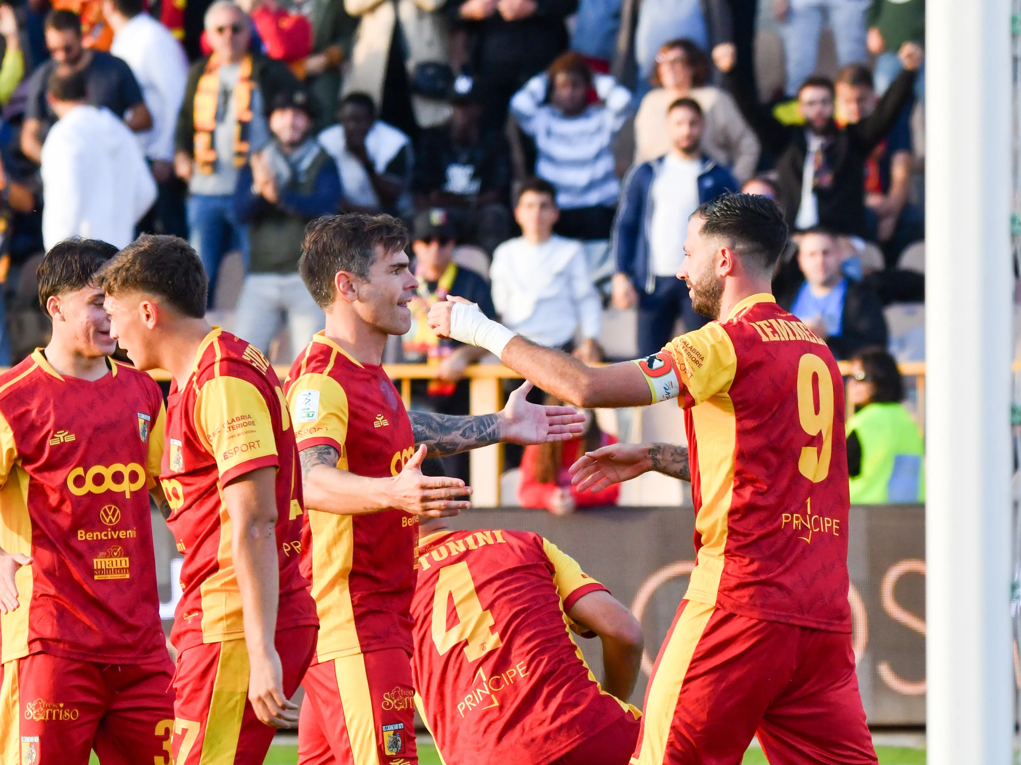 Il Catanzaro chiude in bellezza la settimana, terza vittoria consecutiva col Venezia nella bolgia del “Ceravolo”: finale 2-1