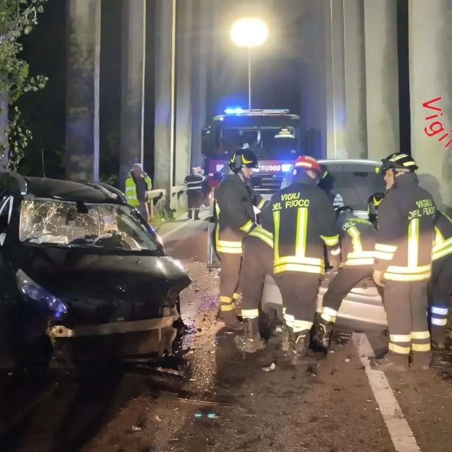Incidente sulla statale 106 a Copanello, scontro tra due auto: vigili del fuoco estraggono dalle lamiere due feriti