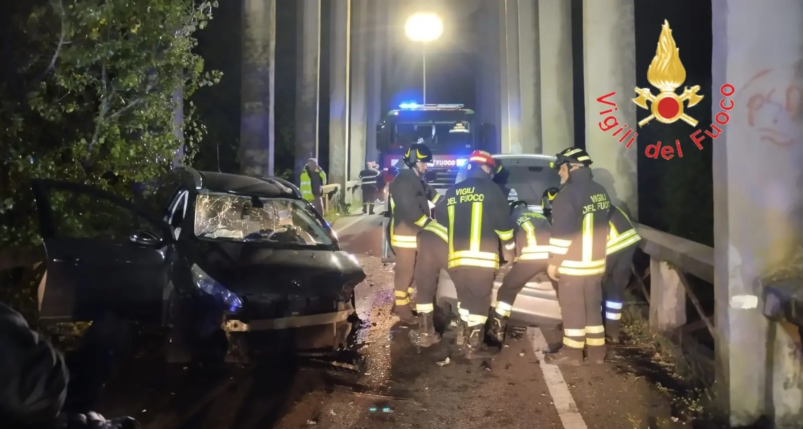 Incidente sulla statale 106 a Copanello, scontro tra due auto: vigili del fuoco estraggono dalle lamiere due feriti