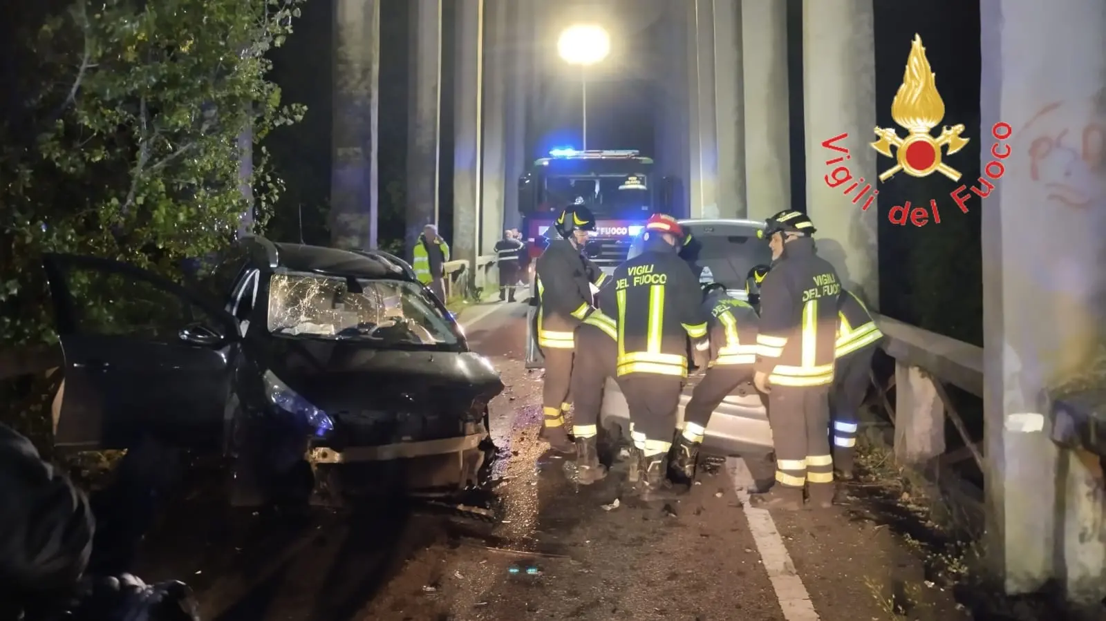 Incidente sulla statale 106 a Copanello, scontro tra due auto: vigili del fuoco estraggono dalle lamiere due feriti