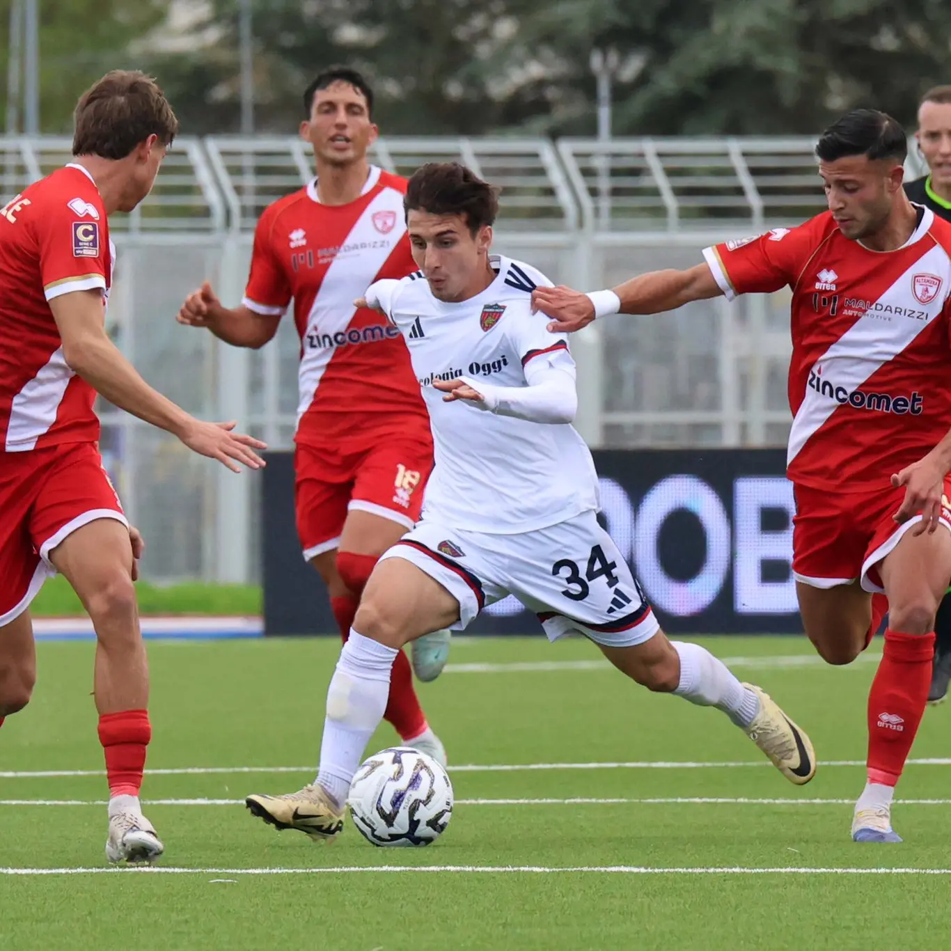 Cosenza, che occasione sprecata: rallentano le altre in vetta
