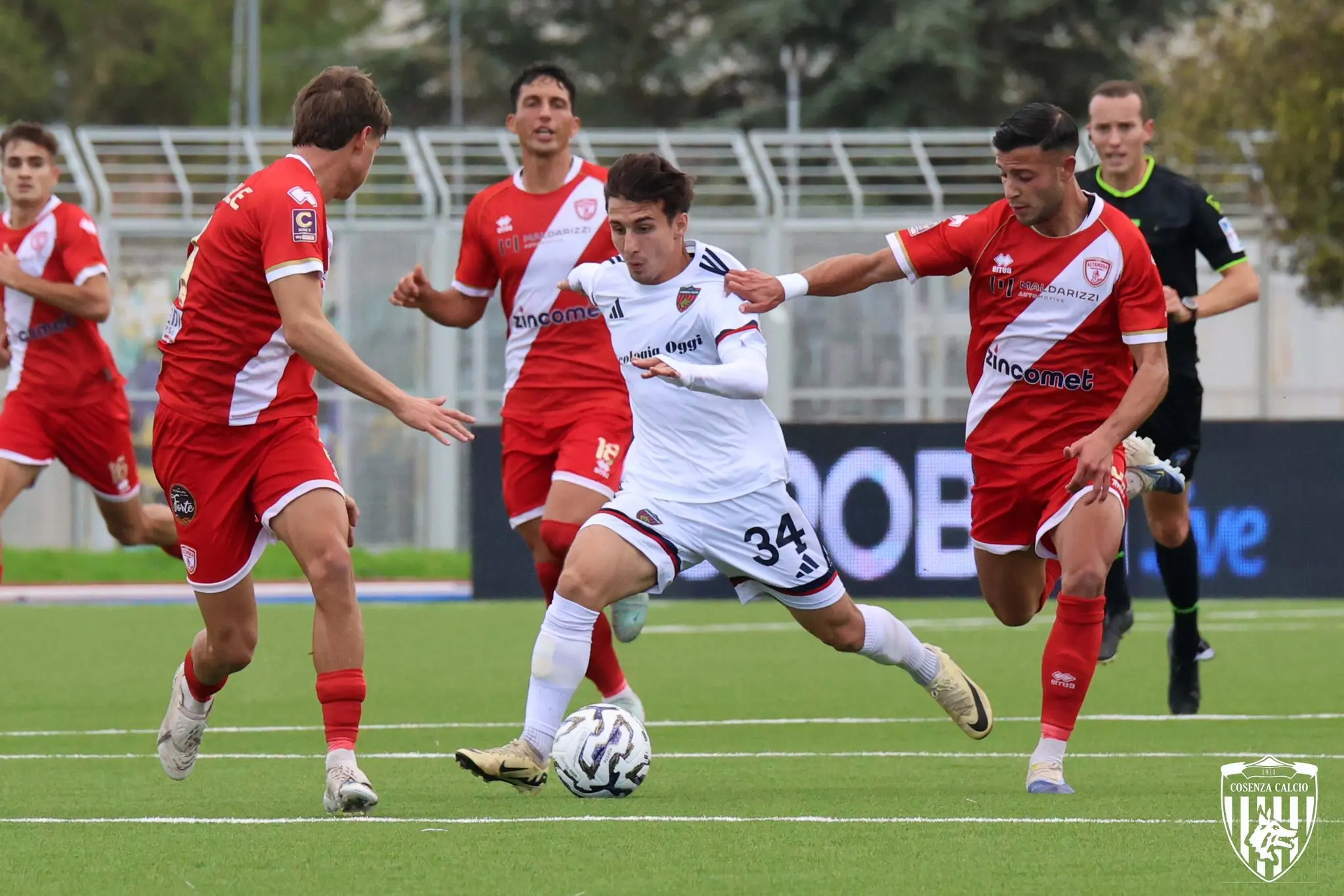 Cosenza, che occasione sprecata: rallentano le altre in vetta