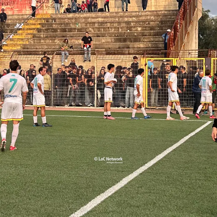 Caos sugli spalti durante Rossanese-Trebisacce, le reazioni della politica: «Gli imbecilli rovinano lo sport»\n\n\n