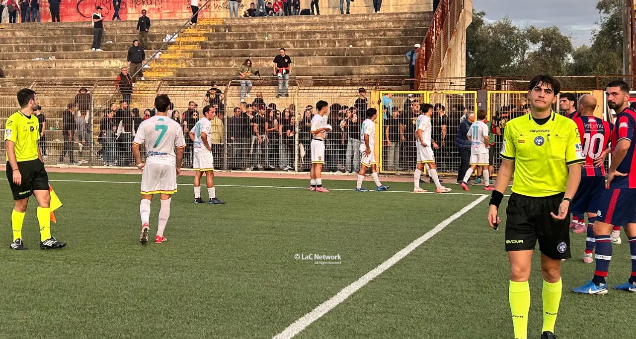 Caos sugli spalti durante Rossanese-Trebisacce, le reazioni della politica: «Gli imbecilli rovinano lo sport»\n\n\n