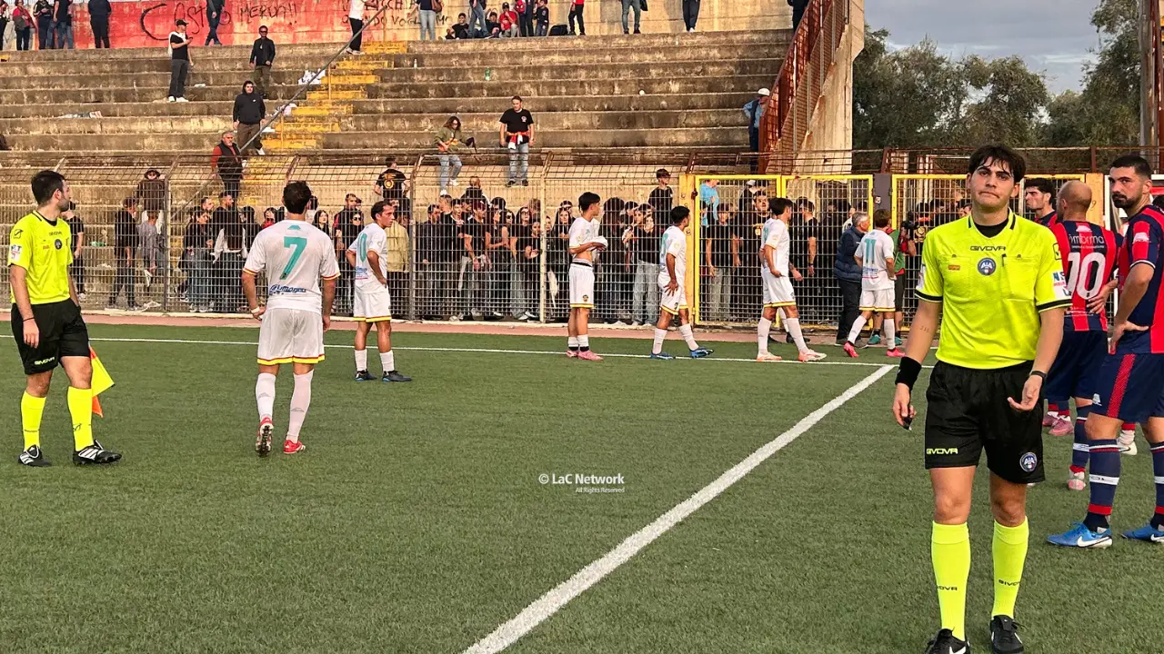 Caos sugli spalti durante Rossanese-Trebisacce, le reazioni della politica: «Gli imbecilli rovinano lo sport»\n\n\n