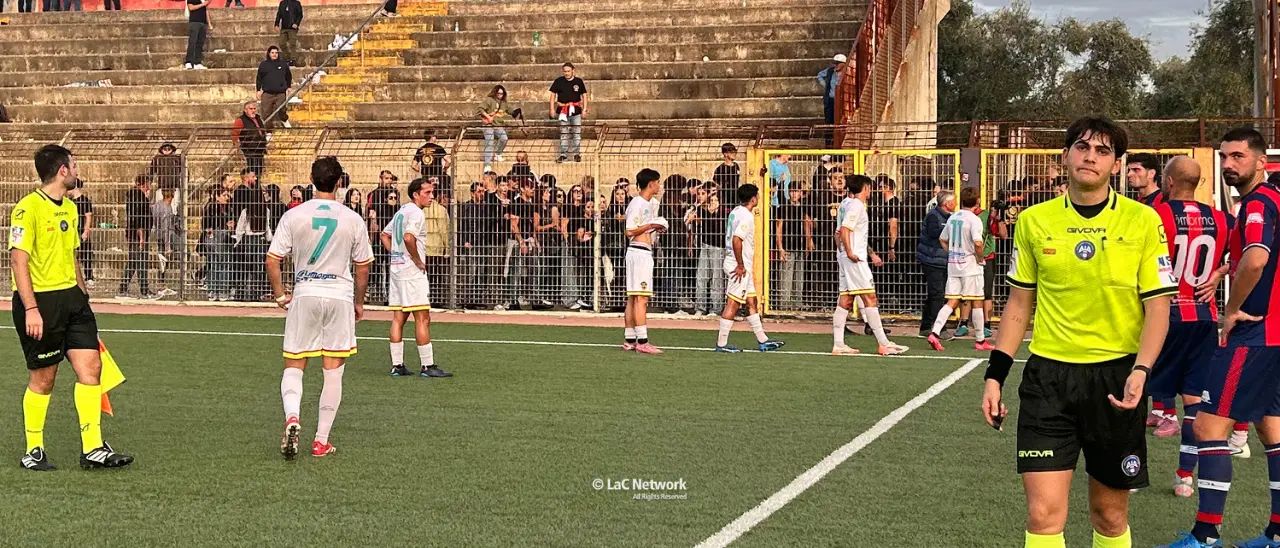 Caos sugli spalti durante Rossanese-Trebisacce, le reazioni della politica: «Gli imbecilli rovinano lo sport»\n\n\n