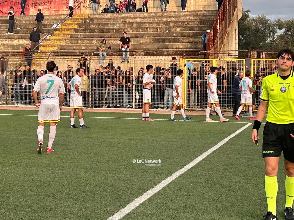 Caos sugli spalti durante Rossanese-Trebisacce, le reazioni della politica: «Gli imbecilli rovinano lo sport»