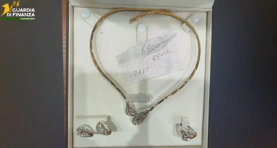 Soverato, i finanzieri scovano un “compro oro” abusivo: sequestrati gioielli e contanti per oltre 800mila euro\n