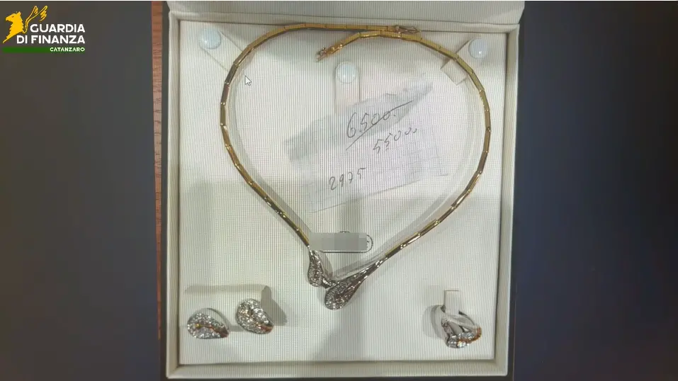 Soverato, i finanzieri scovano un “compro oro” abusivo: sequestrati gioielli e contanti per oltre 800mila euro\n