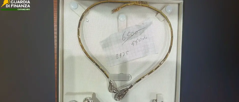 Soverato, i finanzieri scovano un “compro oro” abusivo: sequestrati gioielli e contanti per oltre 800mila euro\n