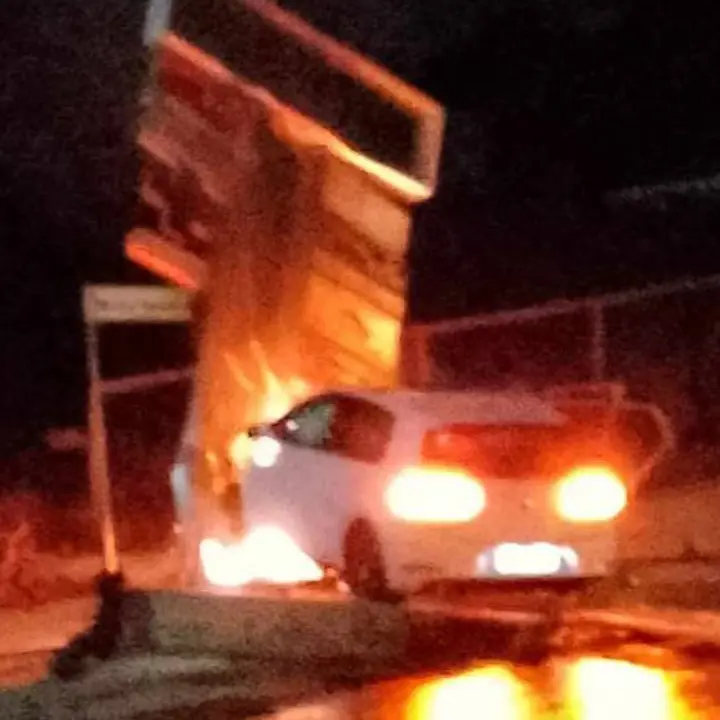 Paura ad Acri, auto con tre giovani a bordo si schianta contro cabina Enel e prende fuoco\n