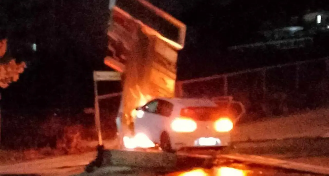 Paura ad Acri, auto con tre giovani a bordo si schianta contro cabina Enel e prende fuoco\n