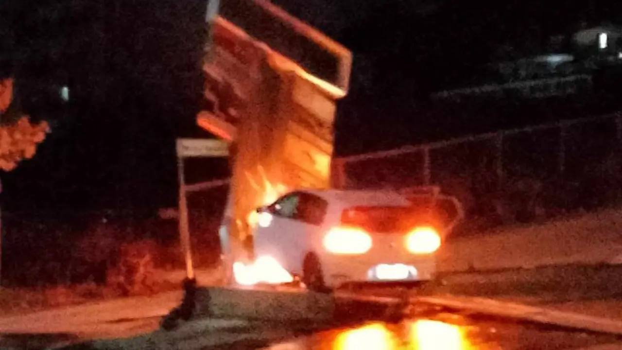 Paura ad Acri, auto con tre giovani a bordo si schianta contro cabina Enel e prende fuoco\n