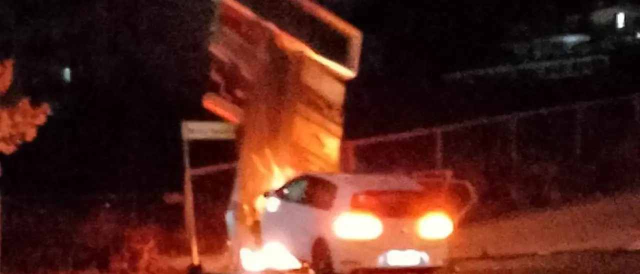 Paura ad Acri, auto con tre giovani a bordo si schianta contro cabina Enel e prende fuoco\n