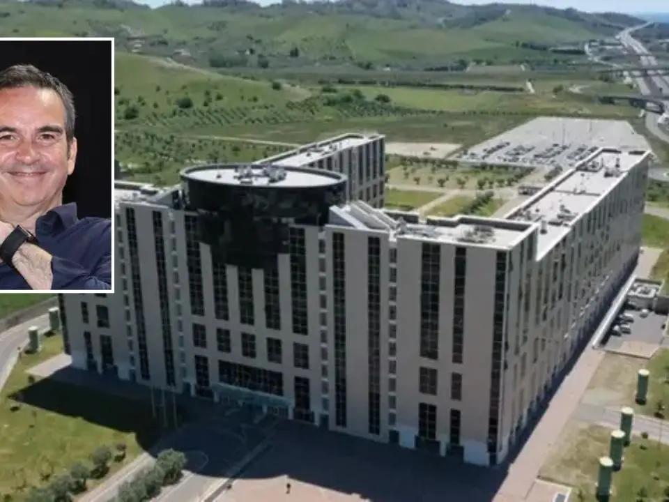 Tra mugugni, promesse di potere, evidenze politiche. L'Occhiuto bis (non al quadrato) è servito