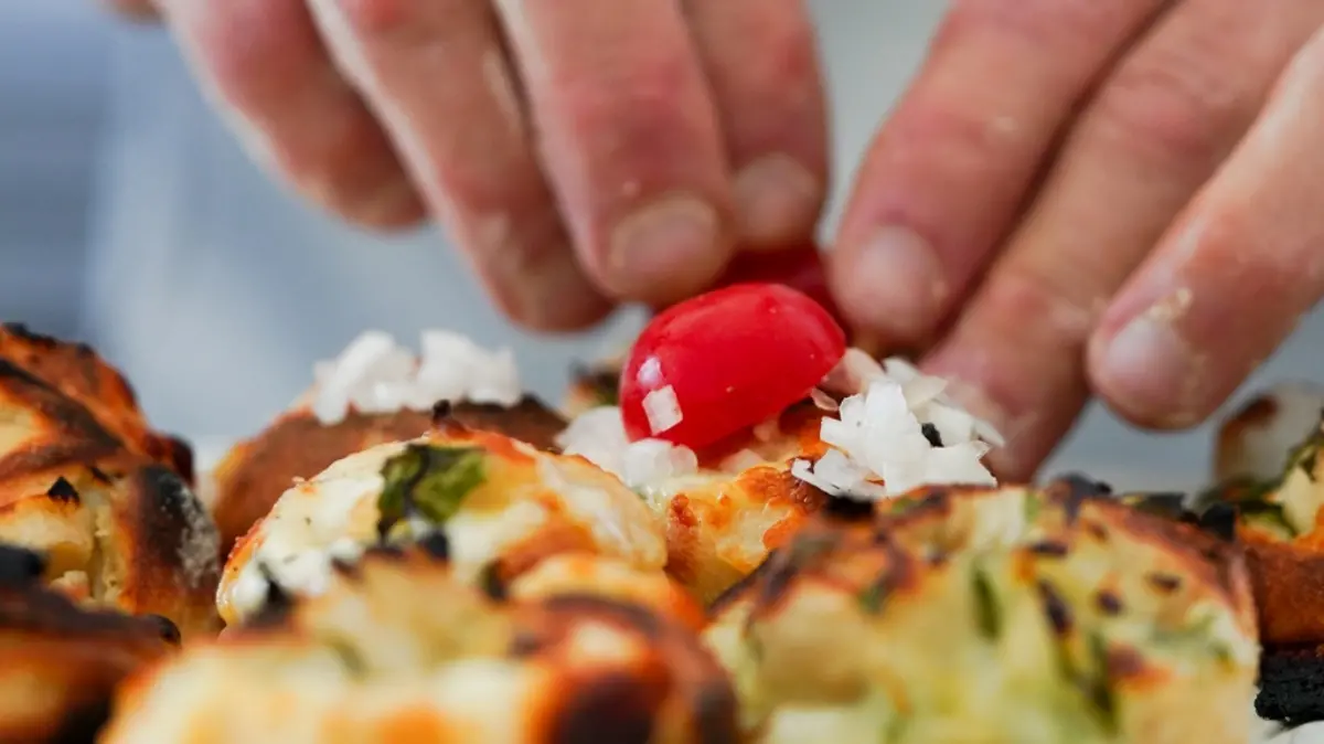 «Comprava macchine e cavalli per le figlie, a me deve ancora 9mila euro di stipendi», la denuncia di uno chef calabrese\n