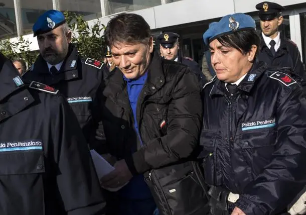 Il boss Pantaleone Mancuso arriva a Fiumicino scortato dalla Polizia Penitenziaria 20 febbraio 2015 a Roma ANSA/MASSI PERCOSSI