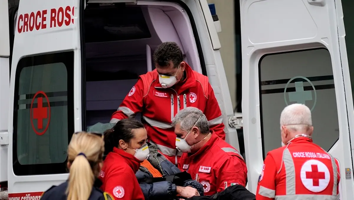 CORONA VIRUS A FIRENZE, VOLONTARI DELLA CROCE ROSSA SCARICANO UN PAZIENTE PARAMEDICO PARAMEDICI CROCEROSSA