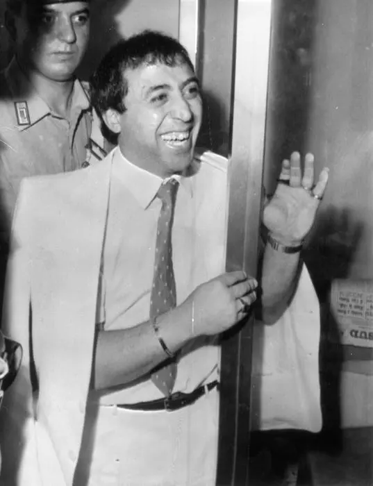 Pino Scriva sorridente durante il processo Piromalli. Reggio Calabria, 18 luglio 1985