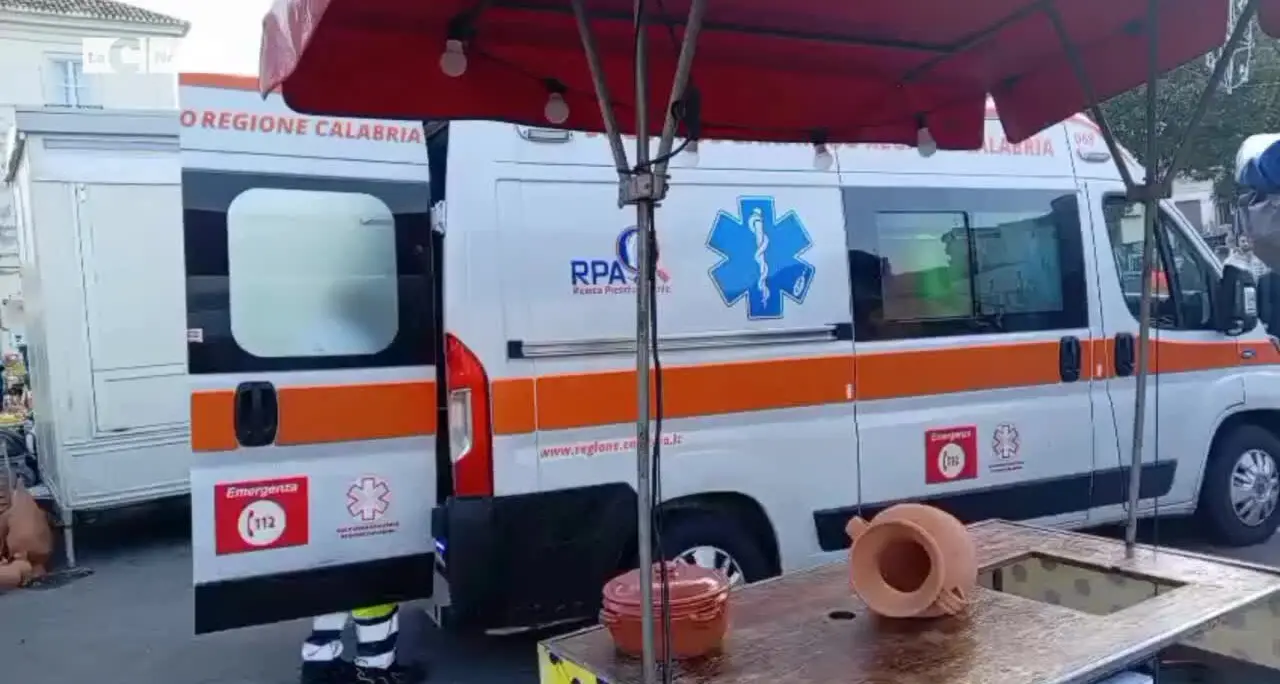 Pizzo, lampione cade e ferisce giovane