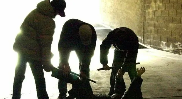 Minore torturato a Torino, sequestrati telefoni e video\n