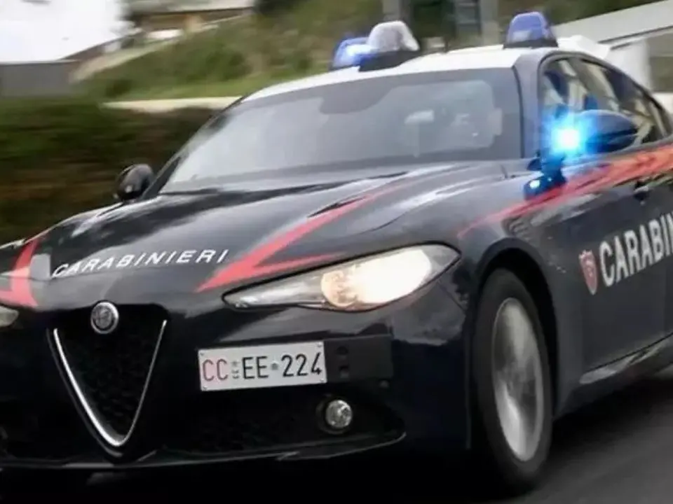 Milano, accoltellata alle spalle a pochi passi dai grattacieli di Gae Aulenti: grave una donna