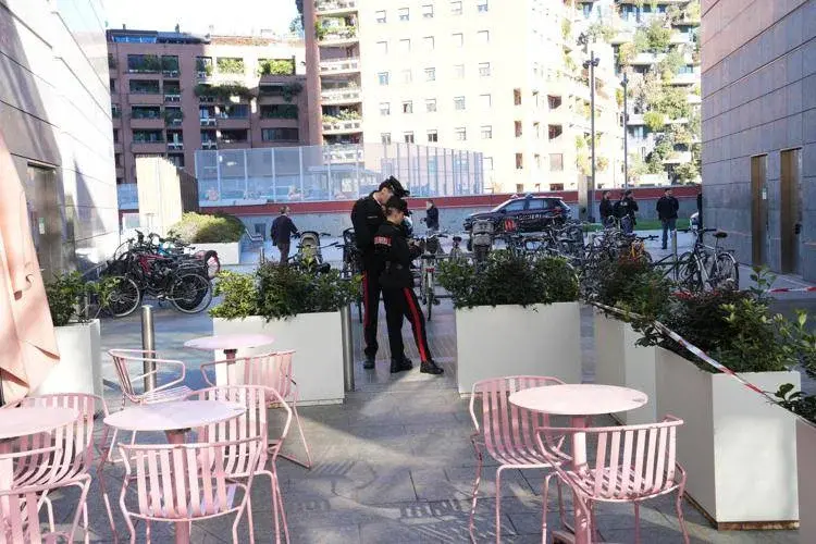Milano, donna accoltellata in piazza Gae Aulenti\n