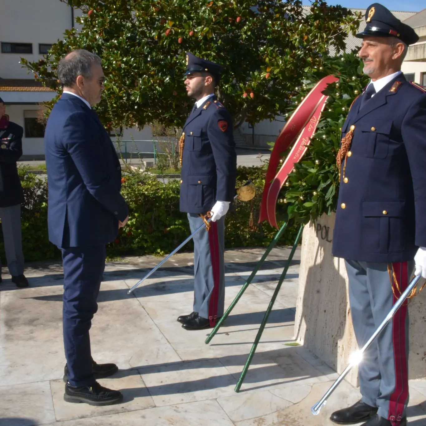 Vibo Valentia, il questore Rodolfo Ruperti rende omaggio ai caduti della Polizia di Stato\n