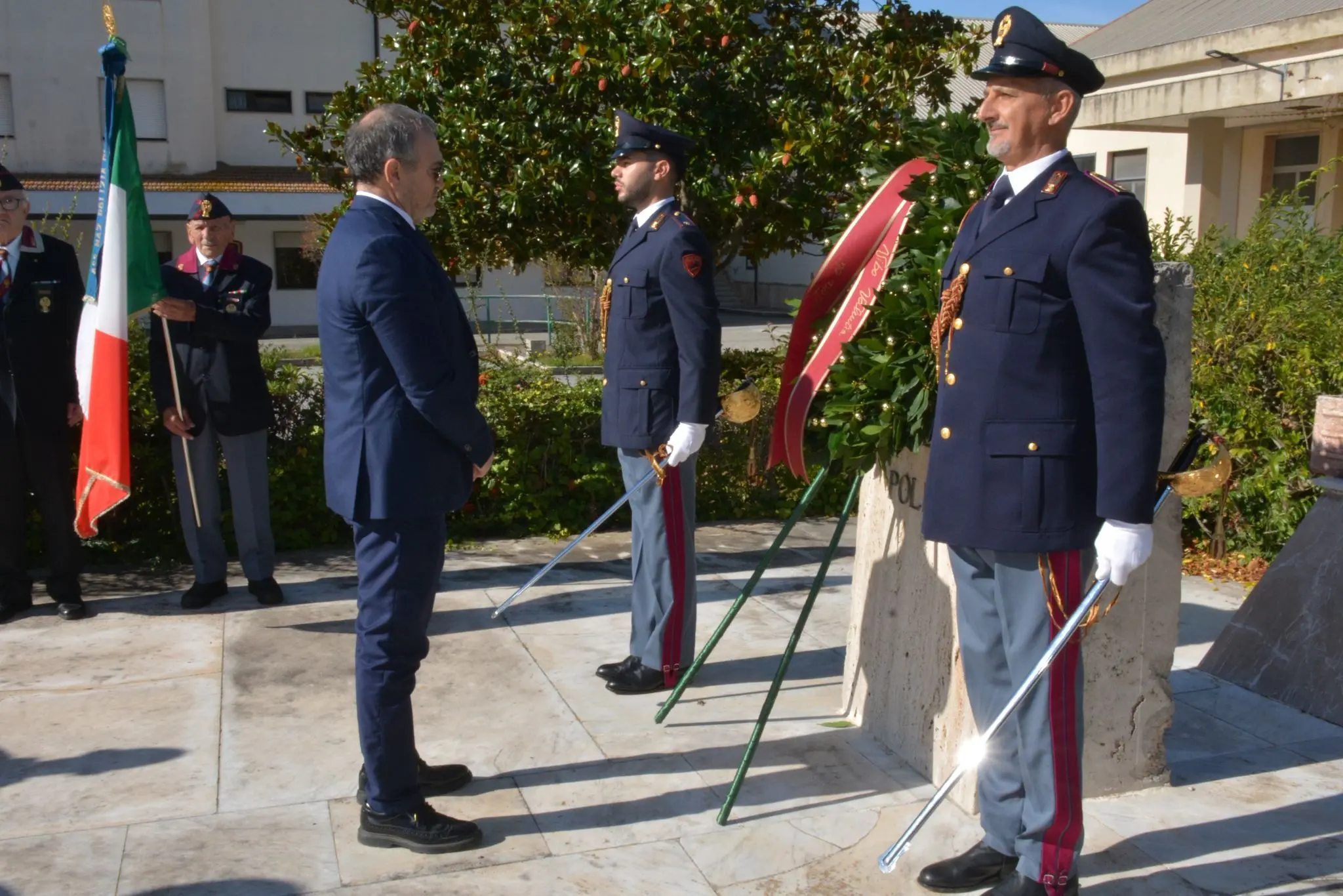 Vibo Valentia, il questore Rodolfo Ruperti rende omaggio ai caduti della Polizia di Stato\n