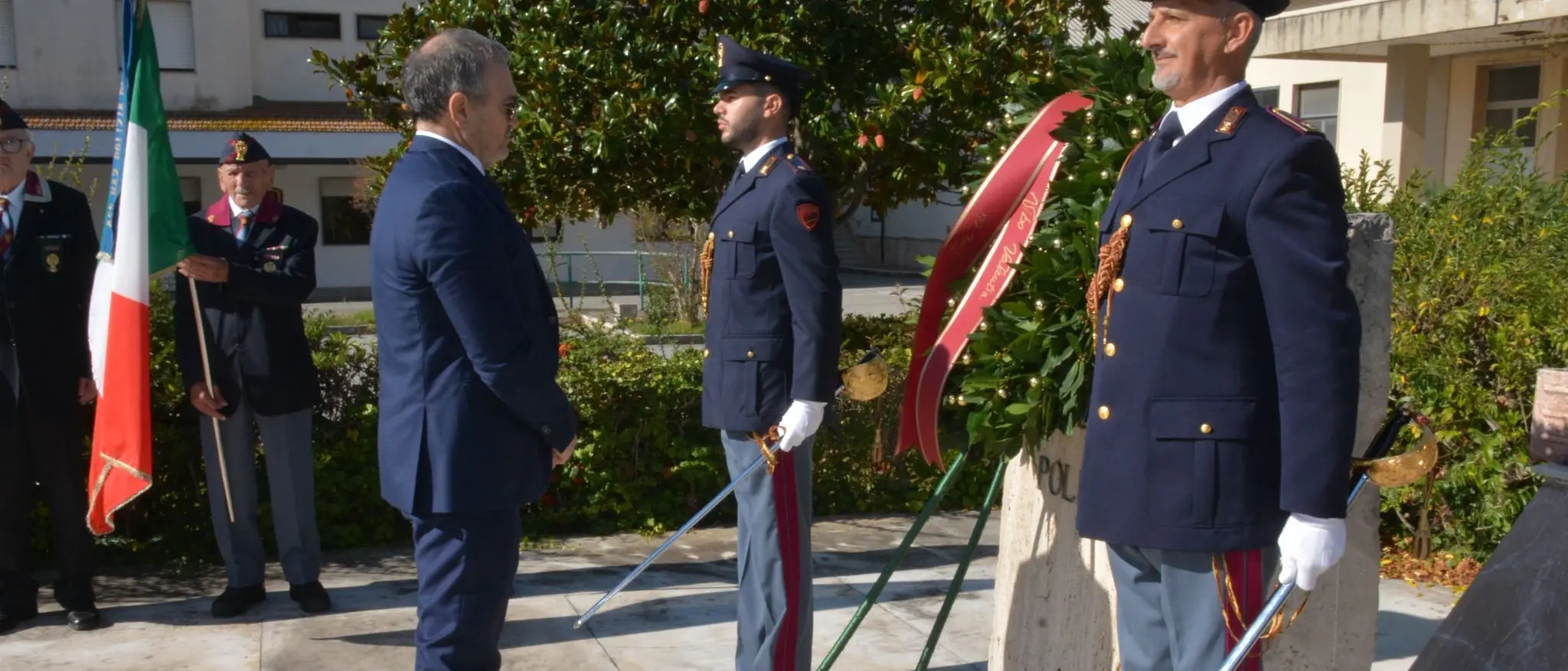 Vibo Valentia, il questore Rodolfo Ruperti rende omaggio ai caduti della Polizia di Stato\n