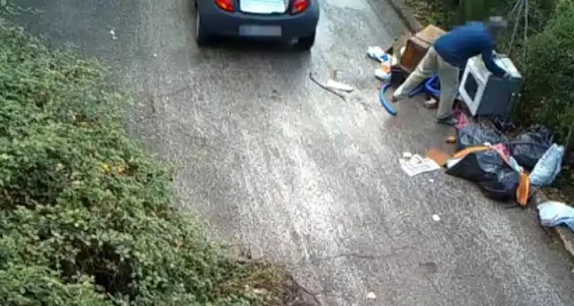 Cosenza, “abbandonatori seriali” beccati dalle video trappole: comminate le prime multe\n