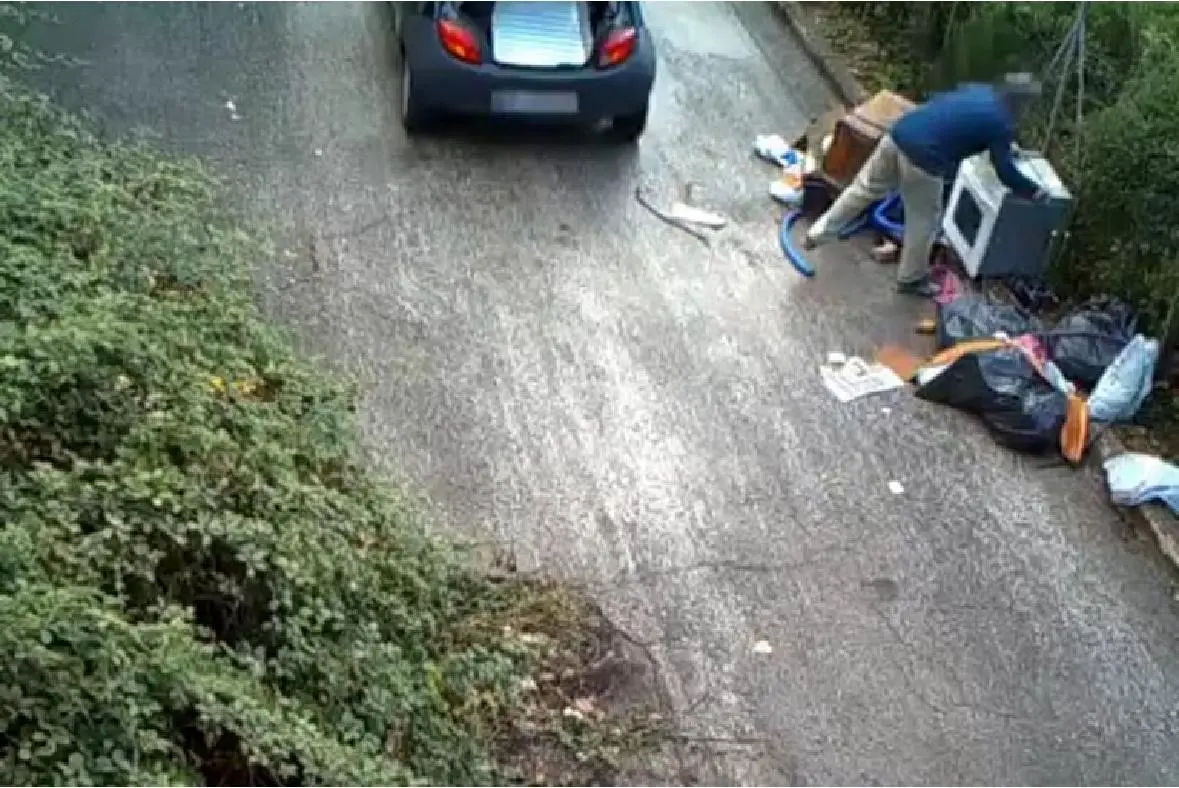 Cosenza, “abbandonatori seriali” beccati dalle video trappole: comminate le prime multe\n