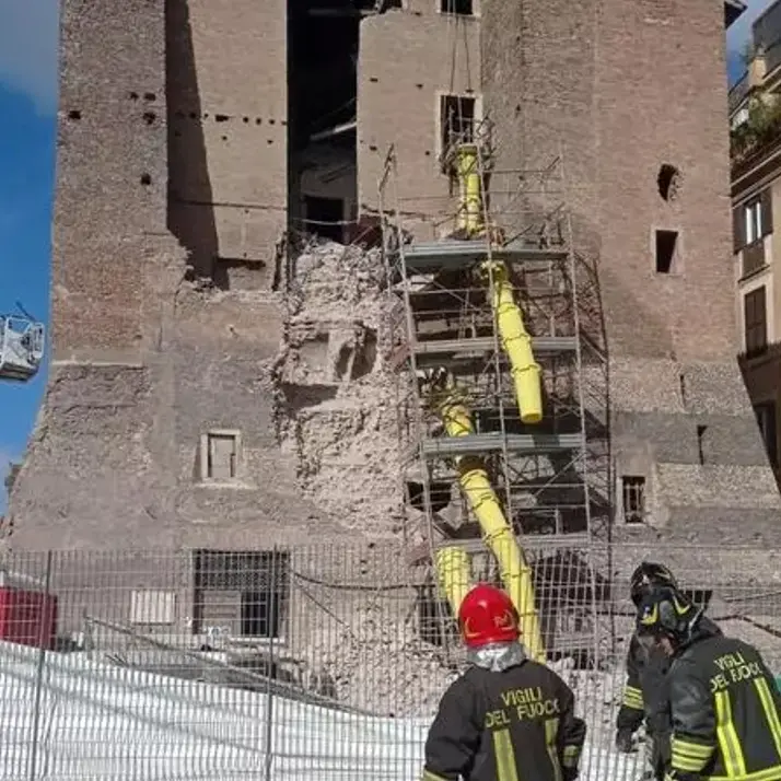 Roma, crollo ai Fori imperiali: operaio sotto le macerie\n