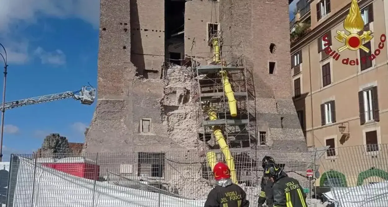 Roma, crollo ai Fori imperiali: operaio sotto le macerie\n