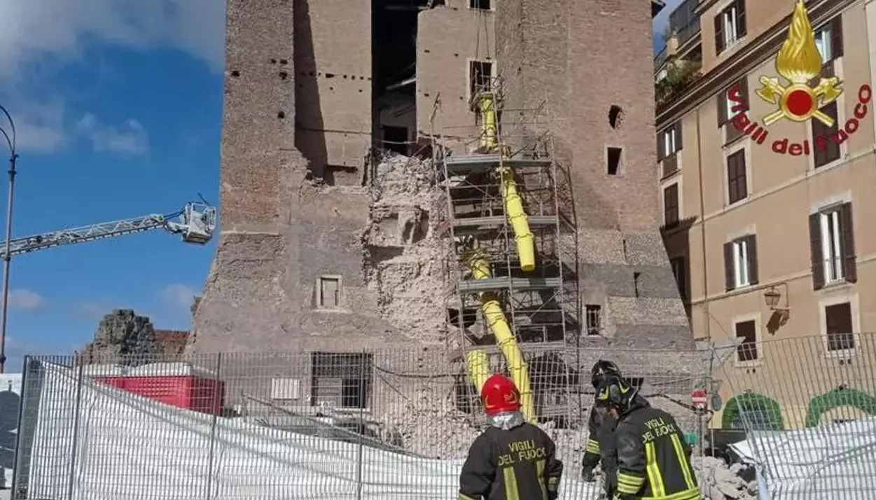 Roma, crollo ai Fori imperiali: operaio sotto le macerie\n