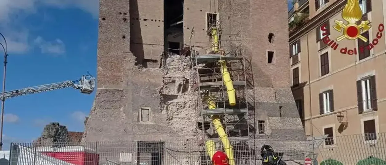 Roma, crollo ai Fori imperiali: operaio sotto le macerie\n