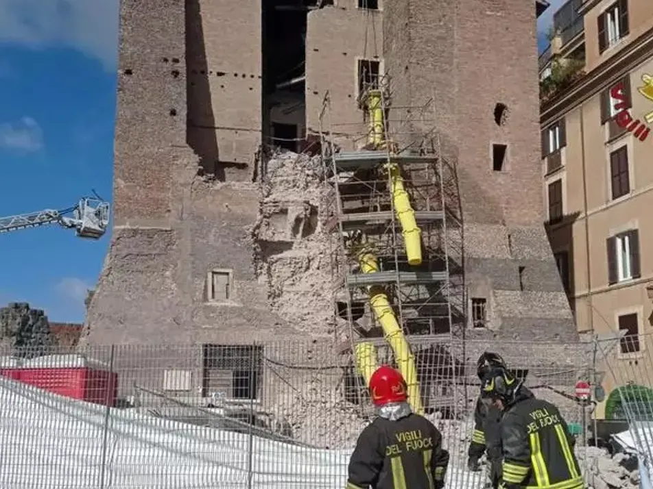 Roma, crollo ai Fori imperiali: operaio sotto le macerie