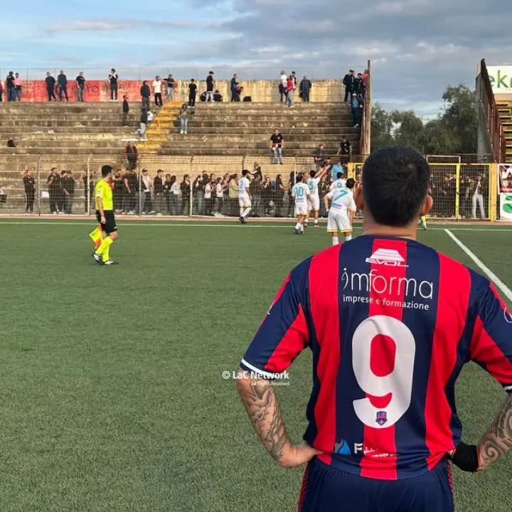 Caos sugli spalti durante Rossanese-Trebisacce, la società rossoblù: «Ci dissociamo dai violenti, il calcio è rispetto»\n