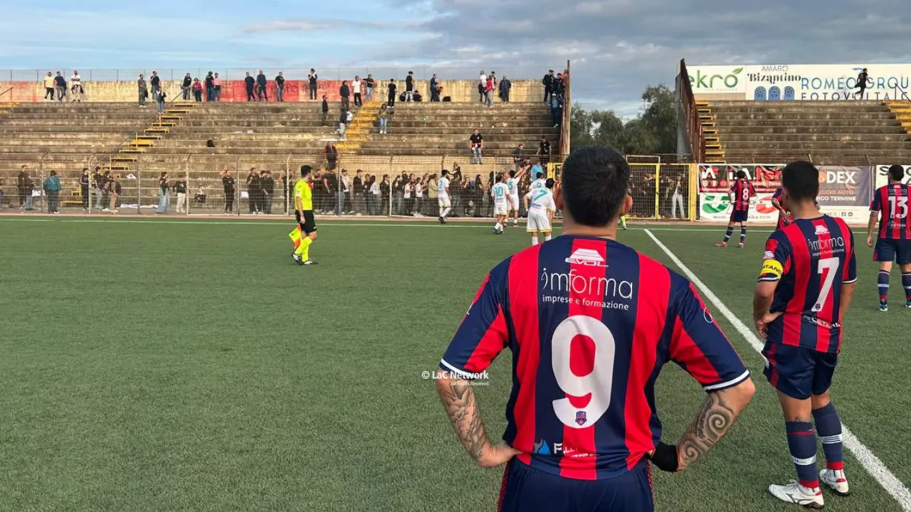Caos sugli spalti durante Rossanese-Trebisacce, la società rossoblù: «Ci dissociamo dai violenti, il calcio è rispetto»\n
