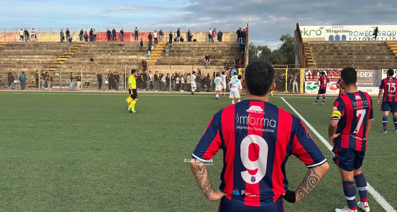 Caos sugli spalti durante Rossanese-Trebisacce, la società rossoblù: «Ci dissociamo dai violenti, il calcio è rispetto»\n