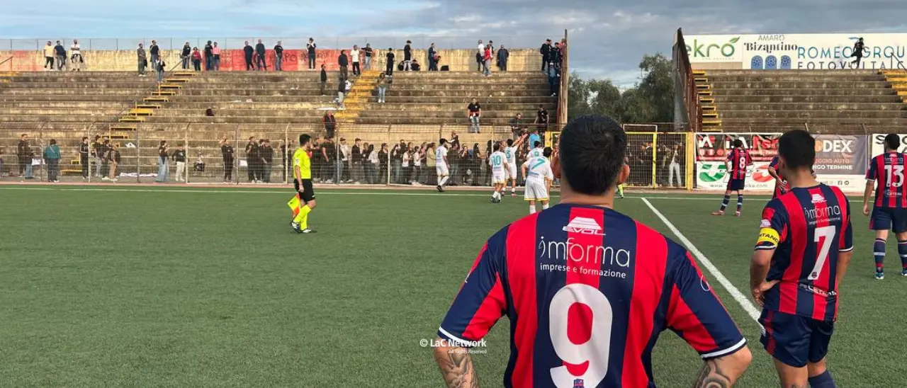 Caos sugli spalti durante Rossanese-Trebisacce, la società rossoblù: «Ci dissociamo dai violenti, il calcio è rispetto»\n