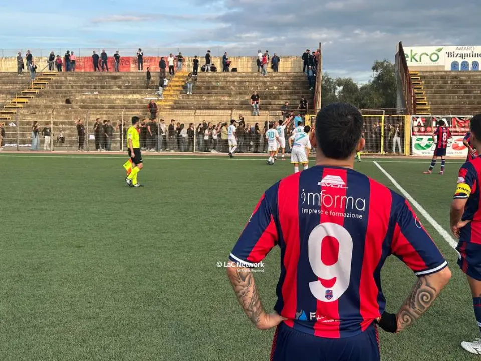 Caos sugli spalti durante Rossanese-Trebisacce, la società rossoblù: «Ci dissociamo dai violenti, il calcio è rispetto»