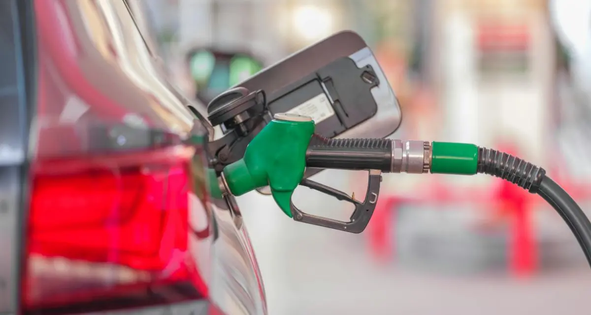 Rincaro carburanti, Codacons denuncia: «In alcuni impianti benzina a 2,3 euro. Prezzi alti in Calabria, Basilicata e Sicilia»\n