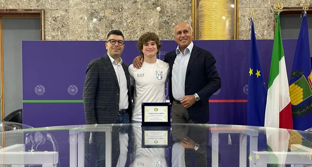 Il sindaco Franz Caruso incontra il giovane atleta Lorenzo Gubbini, convocato alle Summer Deaflympics di Tokyo\n