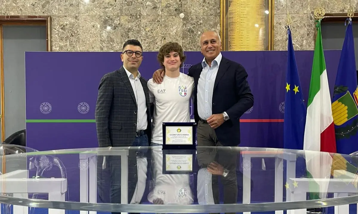 Il sindaco Franz Caruso incontra il giovane atleta Lorenzo Gubbini, convocato alle Summer Deaflympics di Tokyo\n